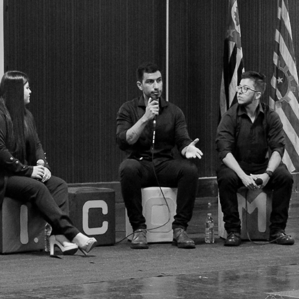 Gilmar de Castilho em um painel de design — fotografia em preto e branco